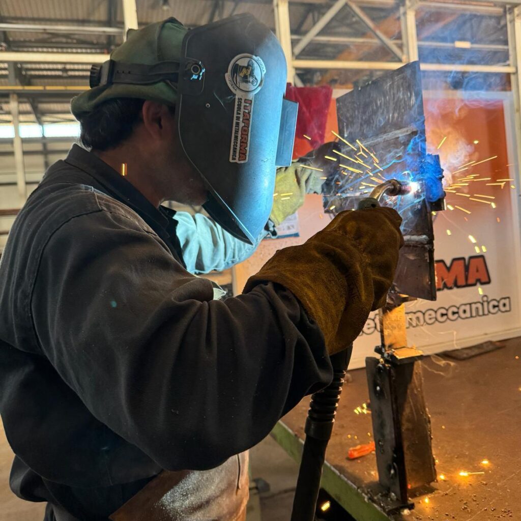 Corsi di saldatura ad Elettrodo, Filo Continuo, TIG. Corsi di Carpentiere, Tubista, Lettura Disegno Tecnico Meccanico. ITAFORMA - Corsi di Saldatura Metalmeccanica | Scuola Saldatura Vibo Valentia - Corso Saldatore con Patentino 3 ITAFORMA - Corsi di Saldatura Metalmeccanica | Scuola Saldatura Vibo Valentia corso Saldatore patentino saldatura Vibo Valentia Itaforma 29 | Scuola ItaForma | Corso Saldatura