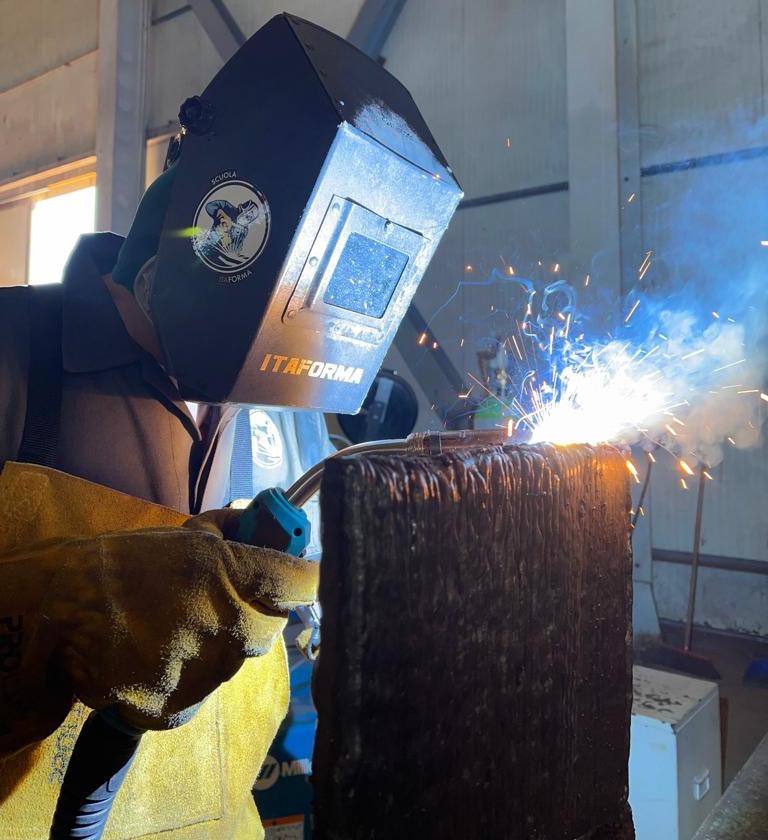 Corsi di saldatura ad Elettrodo, Filo Continuo, TIG. Corsi di Carpentiere, Tubista, Lettura Disegno Tecnico Meccanico. ITAFORMA - Corsi di Saldatura Metalmeccanica | Scuola Saldatura Vibo Valentia - Corso Saldatore con Patentino 6 ITAFORMA - Corsi di Saldatura Metalmeccanica | Scuola Saldatura Vibo Valentia corso Saldatore patentino saldatura Vibo Valentia Itaforma 4 | Scuola ItaForma | Corso Saldatura